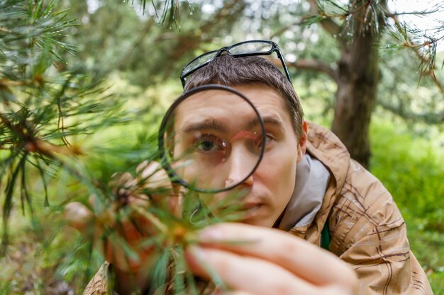 Photo photo d'un gars avec une loupe