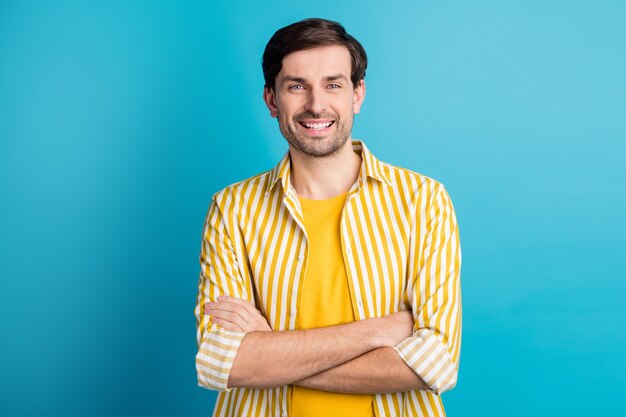 Photo D'un Gars Satisfait Les Mains Croisées Prêtes Pour Un Voyage D'affaires Porter Une Tenue De Bonne Apparence Isolée Sur Fond De Couleur Bleu