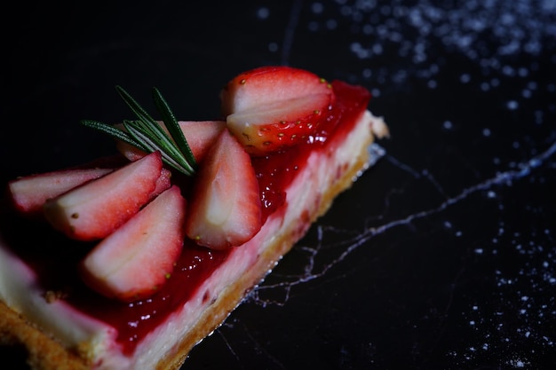 Photo de gâteau aux fraises sur fond noir