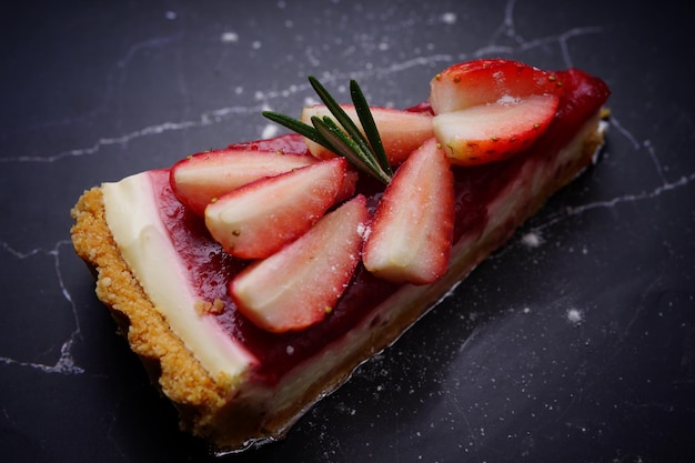 Photo de gâteau aux fraises sur fond noir