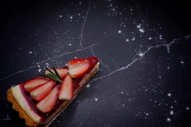 Photo de gâteau aux fraises sur fond noir