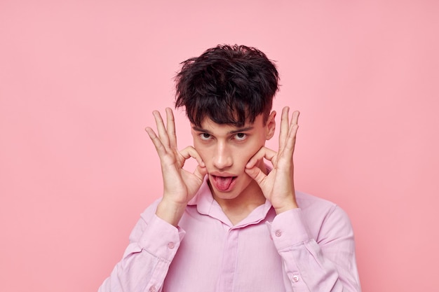 Photo de gestes de jeune petit ami romantique avec les mains émotions coiffure mode de vie inchangée