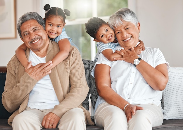 Photo de grands-parents se liant avec leurs petits-enfants sur un canapé à la maison