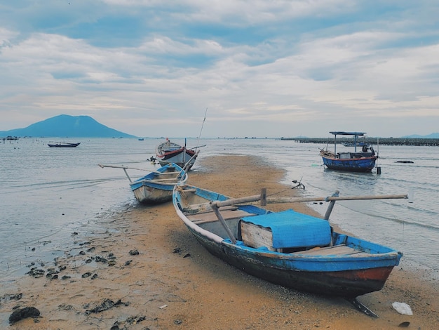 Photo gratuite de bateaux de pêche sur le sable