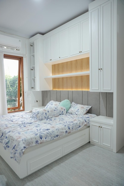 Photo gratuite belle chambre moderne aux couleurs blanches styles scandinaves