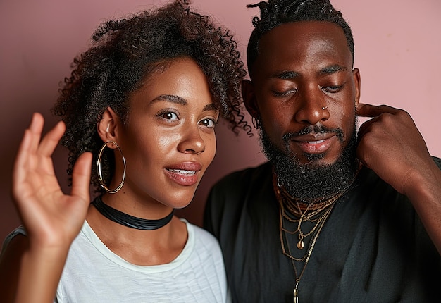 Photo gratuite d'un couple souriant vue latérale