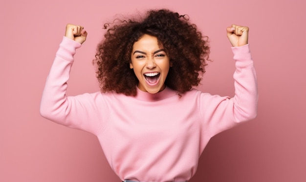 Photo gratuite fille crie de joie et pompe à poing