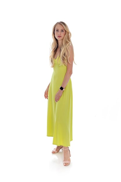 Photo gratuite de jolie femme blonde portant une robe verte