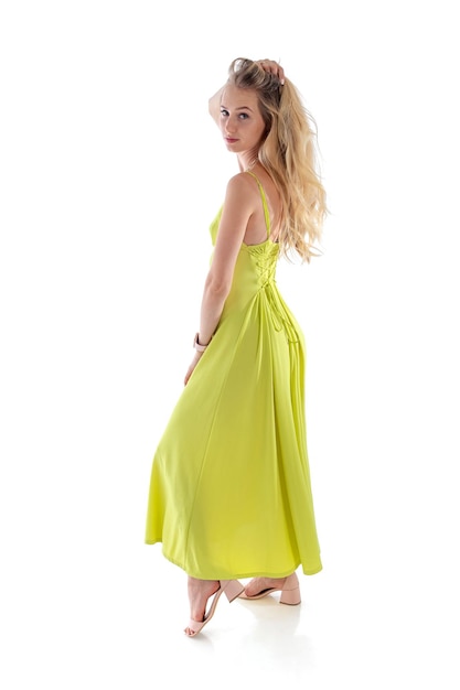 Photo photo gratuite de jolie femme blonde portant une robe verte