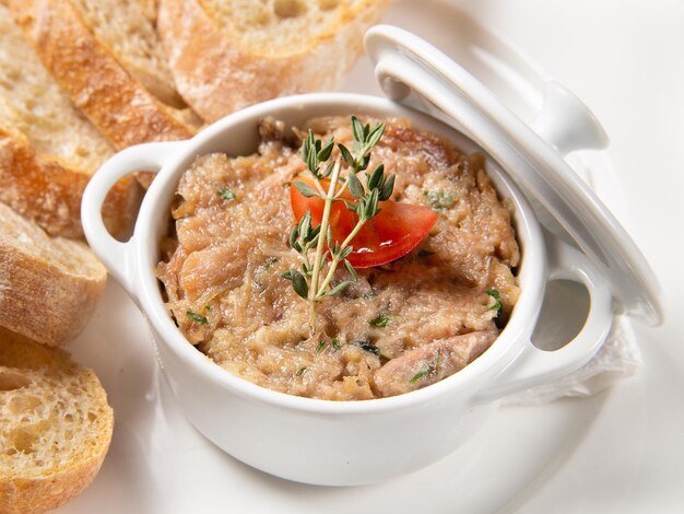 Photo photo gratuite pate riet de dinde avec assiette creuse blanche avec baguette