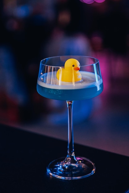 Photo photo gratuite d'un verre de cocktail au canard