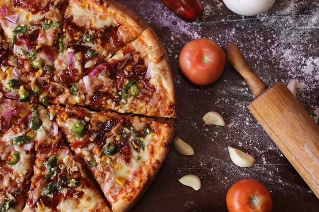 Photo gratuite vue comme une belle pizza au pepperoni avec des saucisses aux champignons poivron olive