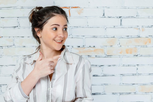 Photo en gros plan d'une adorable fille souriante Photo de haute qualité