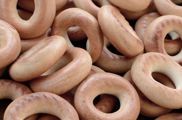 Photo en gros plan de bagels jaunes frais. Un type de farine populaire