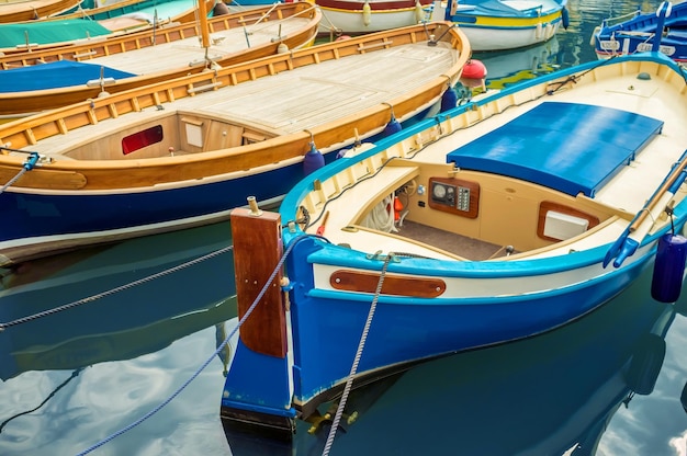 Photo en gros plan de bateaux en bois colorés sur l'eau