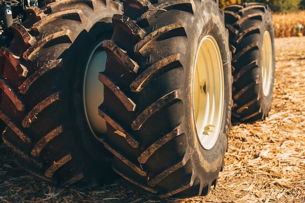 La photo en gros plan de certains pneus ou roues de tracteur.