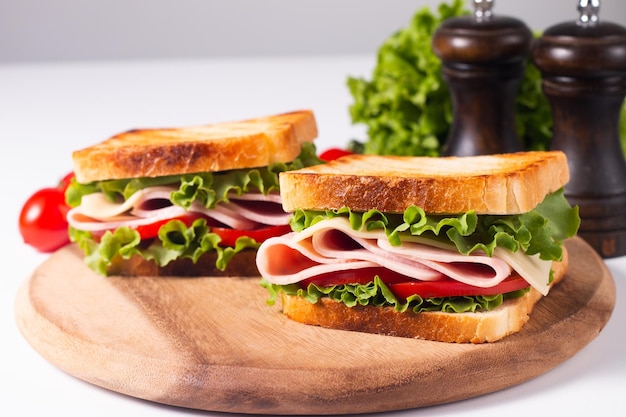 Photo en gros plan d'un club sandwich américain. Notion de restauration rapide.