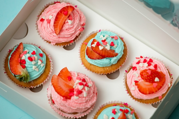 Photo gros plan de cupcakes décorés en boîte