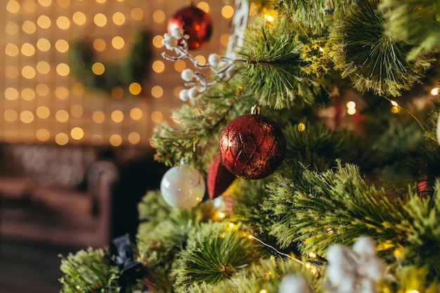 Photo en gros plan de décorations de Noël sur l'arbre de Noël, boules rouges multicolores