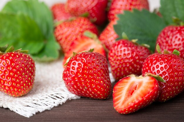 Photo gros plan de délicieuses fraises mûres sur une table