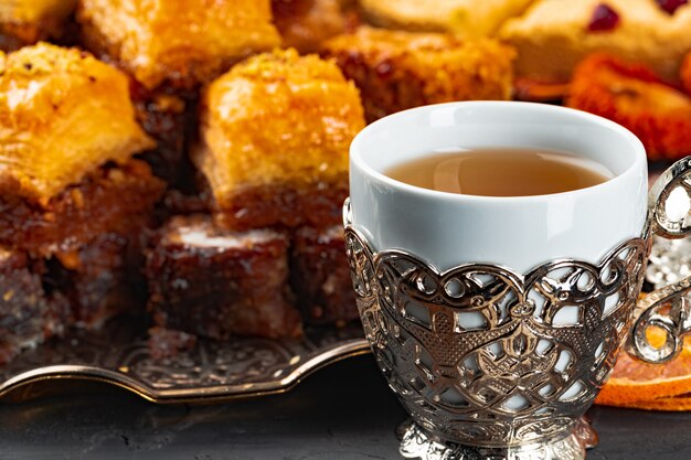 La photo en gros plan des desserts nationaux turcs avec une tasse de café