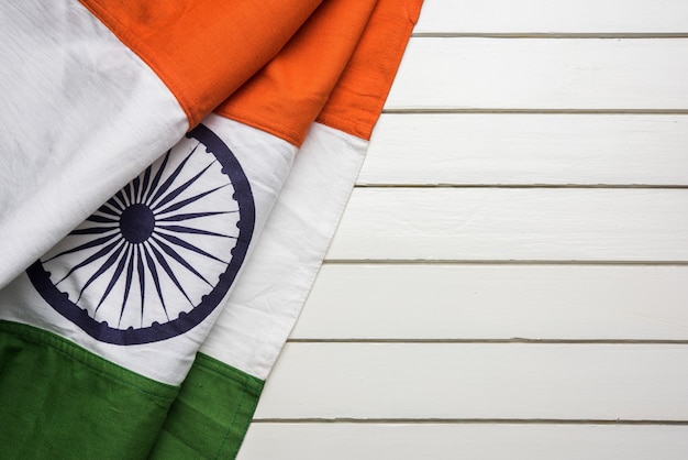 Photo photo en gros plan du drapeau indien composé de coton pur ou de khadi, montrant la texture et les plis, mise au point sélective