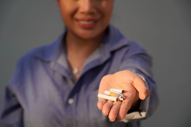 Photo en gros plan d'une femme détruisant des cigarettes, Journée mondiale sans tabac, 31 mai, Arrêtez de fumer.