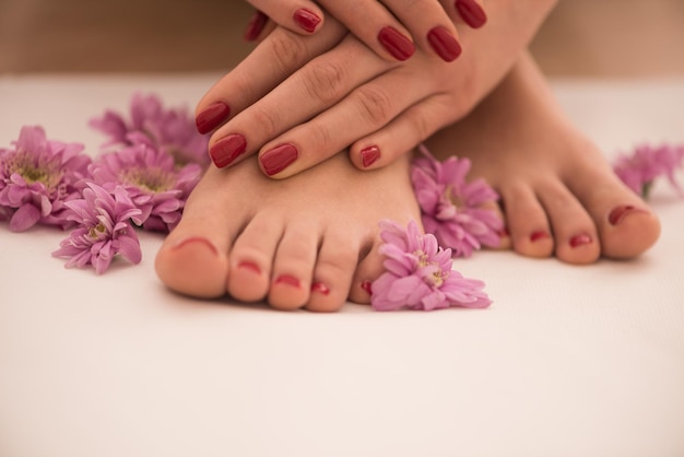 Photo en gros plan d'une femme pieds et mains au salon de spa sur la procédure de pédicure et de manucure