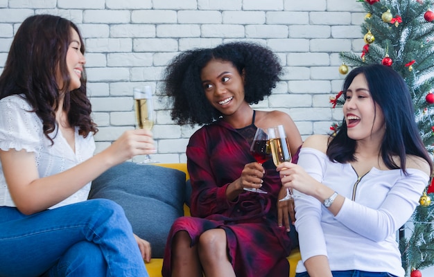 Photo de gros plan de filles joyeuses célébrant une fête à la maison avec la campagne.