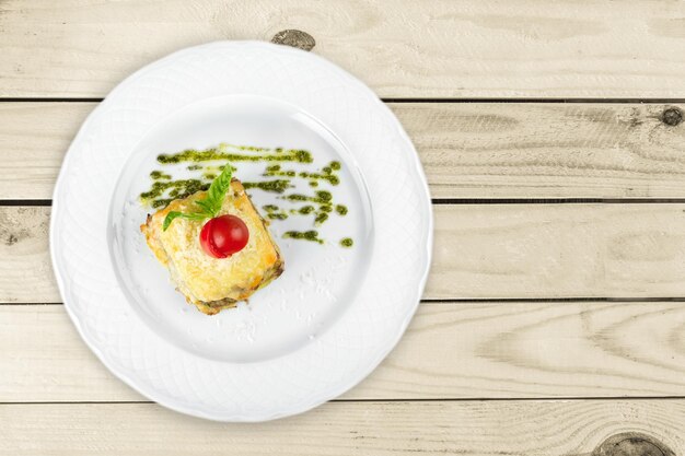 Photo en gros plan de gâteau frais avec des légumes dans une assiette blanche