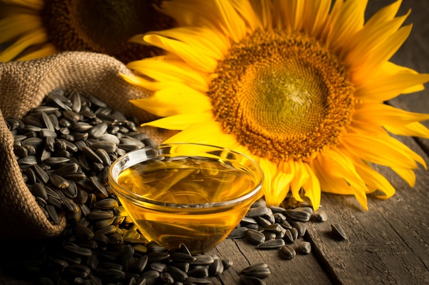 Photo de gros plan d&#39;huile de tournesol avec des graines