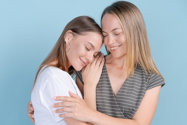 Photo en gros plan incroyable deux personnes mignonnes mère et fille se serrant les coudes