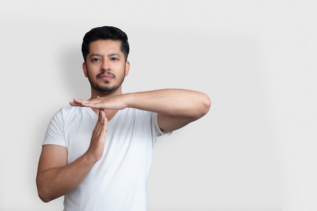 La photo en gros plan de l'incroyable jeune âge main paume bras soulevé temps de l'air symbole du sport vous ne passerez pas par l'expression du visage