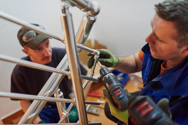 Photo en gros plan de l'installation d'une clôture en aluminium. Mise au point sélective. Photo de haute qualité