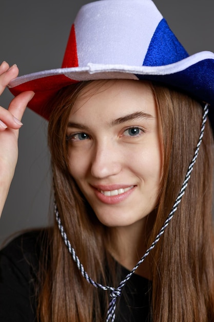 Photo gros plan de jeune femme avec chapeau