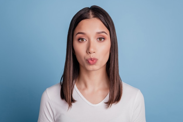 Photo gros plan d'une jeune femme séduisante envoyant des baisers aériens romance valentine day isolé fond de couleur bleu