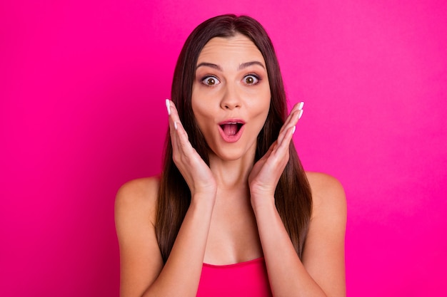 Photo gros plan de la jolie dame aux cheveux longs étonnants à la bouche ouverte sur les prix de vente portent des épaules dénudées haut isolé fond de couleur rose vif