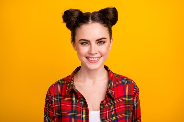 Photo gros plan de la jolie dame deux petits pains drôles mignons sourire rayonnant