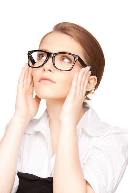 Photo gros plan d'une jolie femme à lunettes