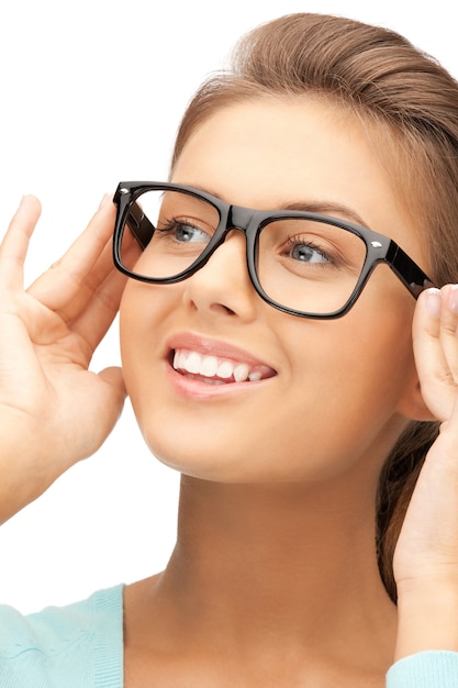 Photo gros plan d'une jolie femme à lunettes