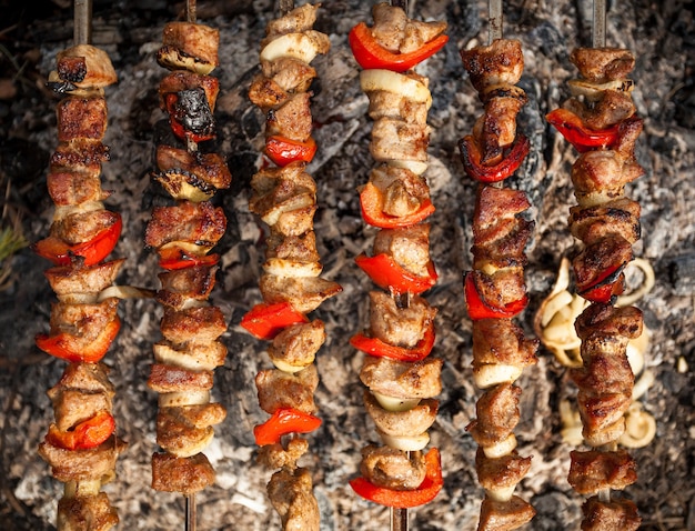 Photo gros plan d'un kebab cuit sur le feu