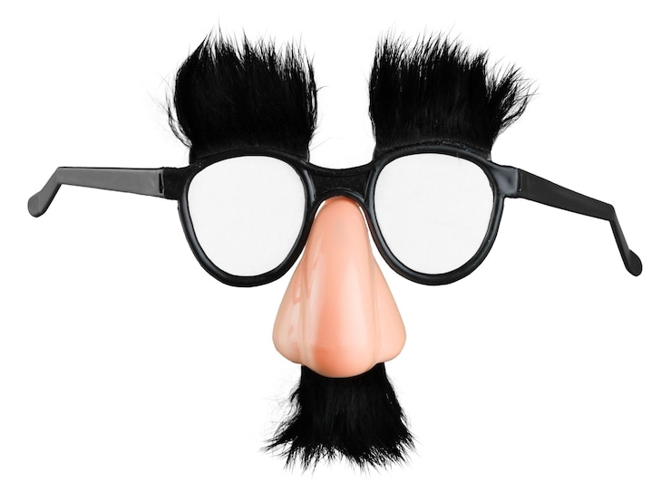 Photo photo en gros plan de lunettes de masque drôle noir isolé sur fond blanc