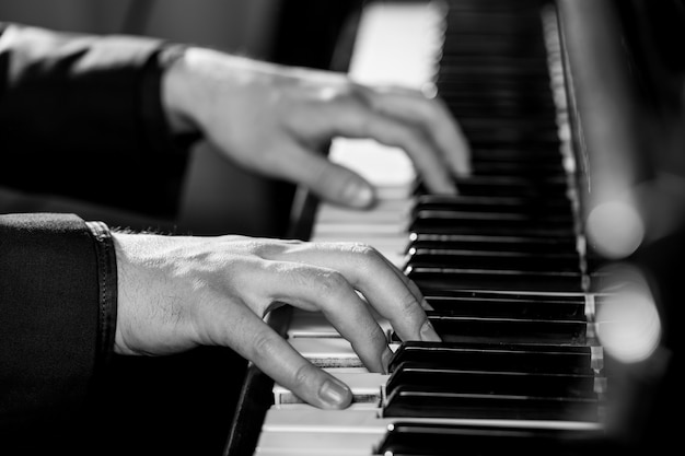 Photo la photo en gros plan d'un musicien jouant d'un clavier de piano