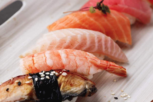 La photo en gros plan de nigiri sushi sur assiette