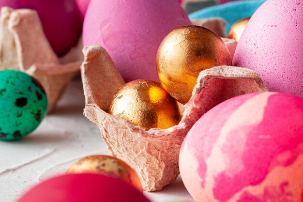 La photo en gros plan d'oeufs peints prêts pour Pâques