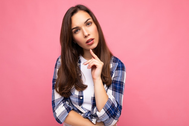 Photo gros plan de la pensée profonde incroyable belle jeune femme réfléchie