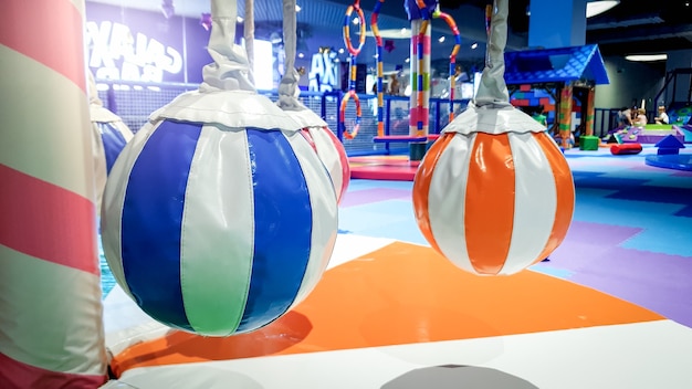 Photo photo en gros plan d'un petit carrousel coloré pour les petits enfants recouvert de tapis saoft pour la sécurité des enfants sur l'aire de jeux du parc d'attractions