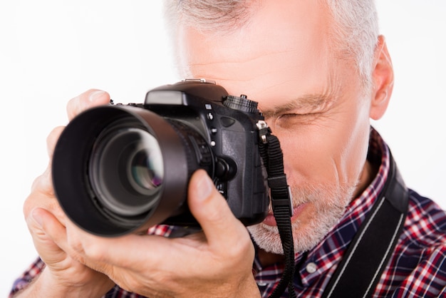 Photo gros plan d'un photographe âgé de prendre une photo