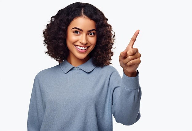 Photo photo en gros plan portrait d'une jolie fille souriante pointant avec son doigt pour copier l'espace