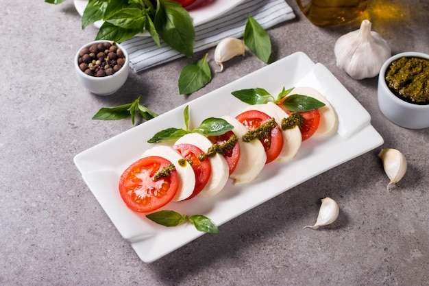 Photo gros plan de salade caprese avec tomates mûres fromage mozzarella de bufflonne au basilic italien et moi